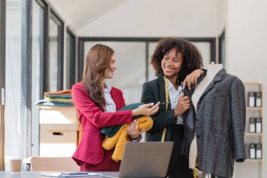 Yaratıcı moda planlaması, takım çalışması ya da kadın tasarımcı, işbirliği ya da yardımcı ceket tasarımı. Giyim tarzı, desen ya da tekstil imalatı için terzi, girişim ya da küçük işletme ekibi.