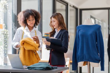 Yaratıcı moda planlaması, takım çalışması ya da kadın tasarımcı, işbirliği ya da yardımcı ceket tasarımı. Giyim tarzı, desen ya da tekstil imalatı için terzi, girişim ya da küçük işletme ekibi.