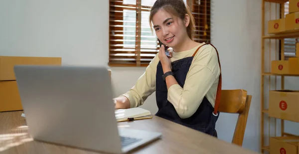 Small Business Startup Sme Owner Asian Woman Checking Laptop Online — Stock Photo, Image
