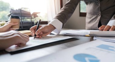 İki işadamı şirket bütçesi ve mali planlama ile ilgili hesaplamaları ofis odasında paylaşıyorlar..