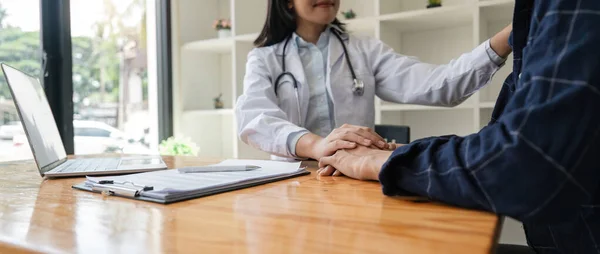 Азіатський Чоловік Відвідує Лікаря Отримує Оптимістичні Новини Після Медичного Огляду — стокове фото