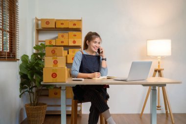 İnternet üzerinden satış yapan genç bir kadın..