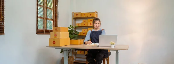 Jovem Mulher Trabalhando Compras Comércio Eletrônico Line Sua Loja Preparar — Fotografia de Stock