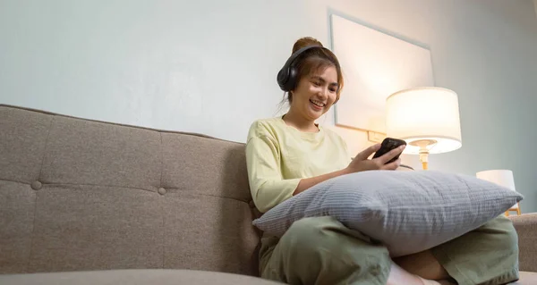 Jovem Mulher Fones Ouvido Usando Telefone Celular Ouvir Música Relaxar — Fotografia de Stock