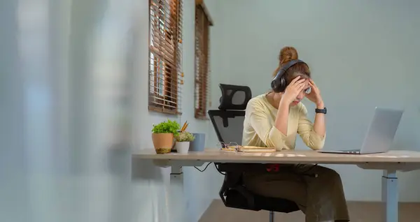 Asian Woman Wearing Wireless Headphones Studying Online Watching Laptop Living — Stock Photo, Image
