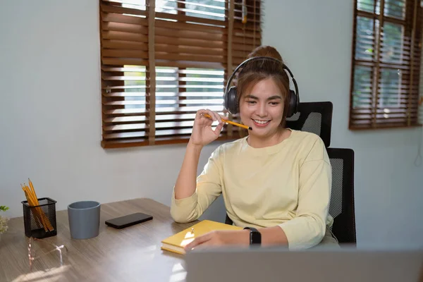 Azja Kobiety Nosić Bezprzewodowe Słuchawki Badania Online Patrzeć Laptopa Salonie — Zdjęcie stockowe