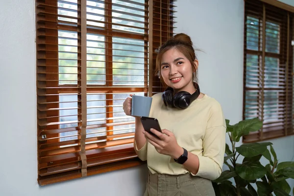 Azjatka Trzyma Kawę Pomocą Telefonu Komórkowego Aby Nawiązać Połączenie Wideo — Zdjęcie stockowe