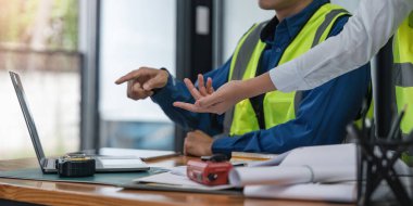 Ofiste planları olan iki mühendis, mimari plan için işyerinde teftiş, inşaat projesi, iş inşaatı.