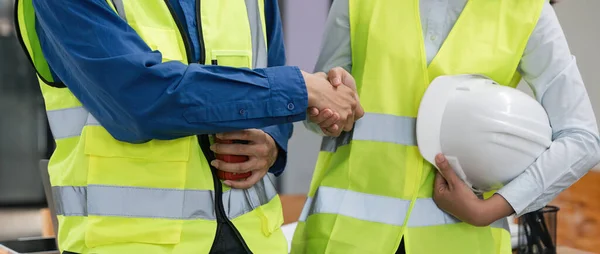 Close Team Young Engineer Handshake Partnership Customer Agreement Work Together —  Fotos de Stock