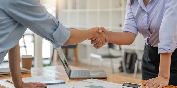 Asian Businesswoman Shakes Hands Successful Woman Entrepreneur Business Meeting Woman — Stock Photo, Image