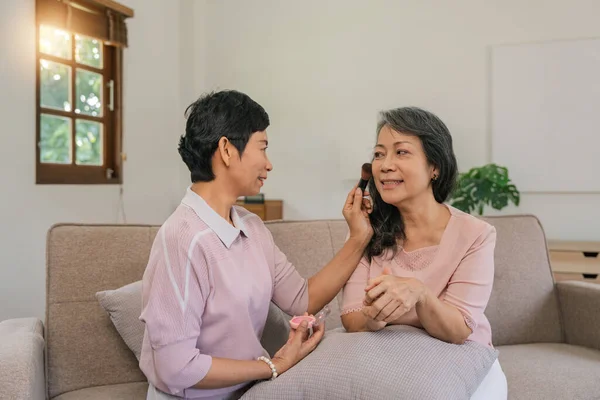 Glückliche Seniorinnen Beim Schminkspaß Drinnen Wohnzimmer Selfcare Konzept — Stockfoto