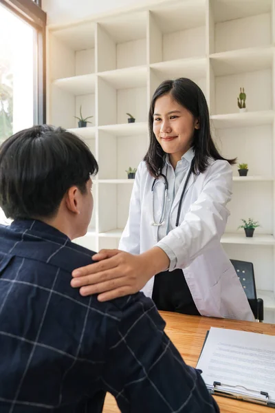Asyalı Kadın Doktor Hastanedeki Erkek Hastaya Umut Veriyor Onu Cesaretlendiriyor — Stok fotoğraf