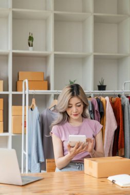 Küçük işletme girişimcisi KME, Asyalı kadın denetimi. Portre genç Asyalı küçük işletme sahibi ev sahibi ofisi, çevrimiçi satış pazarlama teslimatı, KME ekommerce konsepti.