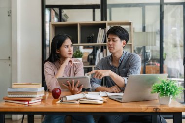 Erkek ve kız öğrenciler kitap okuyor. Kütüphane araştırması, okuma ve elinde kitap olan öğrenciler, üniversitede bilgi edinme. Burs, eğitim için üniversitede gülümseme..