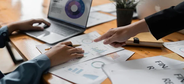 Business Team Analysiert Finanzberichte Auf Laptop Und Graphik Während Besprechungen — Stockfoto