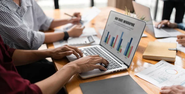 Business Team Analysiert Finanzberichte Auf Laptop Und Graphik Während Besprechungen — Stockfoto