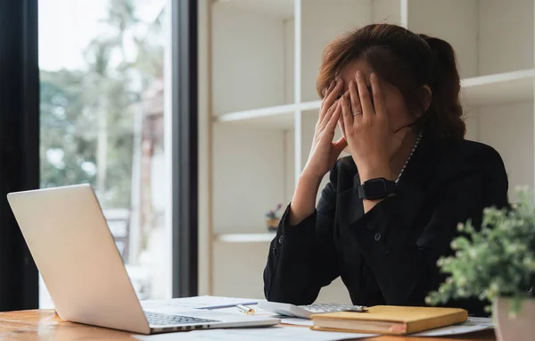 Überarbeitete Geschäftsfrau Financier Während Der Arbeit Sind Stress Das Ergebnis — Stockfoto