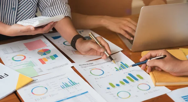 Business Team Analyseert Financiële Business Finance Rapporten Laptop Grafiek Documenten — Stockfoto