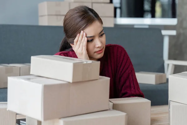 Young Asian Woman Selling Products Online Stressed Out Looking Packaging — Stock Photo, Image