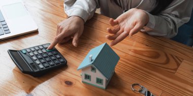 Kontrat, emlak konsepti, eve taşınma ya da mülk kiralama sözleşmesi imzalandıktan sonra emlak danışmanı.