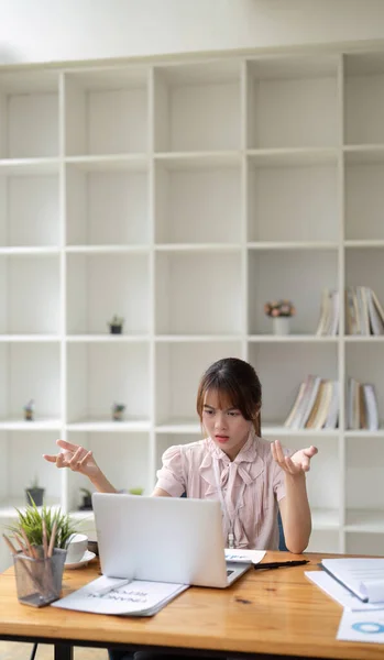 Asiática Mulher Negócios Ficou Estressado Trabalho Durante Sala Escritório Rosto — Fotografia de Stock