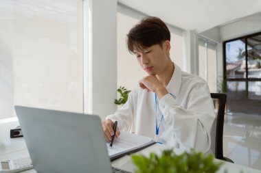 İş adamı, evrak işleri ve son teslim tarihi kavramını vurguladı. Gazeteler ve çizelgeler ofiste oturuyor..