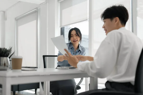 Dos Colegas Asiáticos Discutiendo Trabajo Empresario Sosteniendo Una Tableta Oficina —  Fotos de Stock