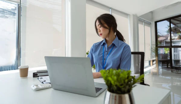 Modern Bir Ofiste Tablet Bir Bilgisayarda Çalışan Kadın Muhasebeci Hesap — Stok fotoğraf