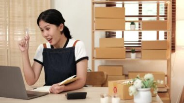 Başlangıçta küçük işletme girişimcisi KME serbest çalışan kutuları olan Asyalı kadın, mutlu kadın, çevrimiçi pazarlama paketleme kutusu ve teslimatı, KME kavramı.