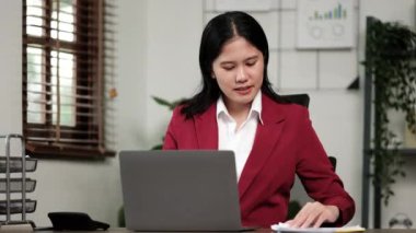İş kadını ofis masası, vergi, rapor, muhasebe, istatistik ve analitik araştırma konseptini finanse etmek için dizüstü bilgisayar kullanıyor..