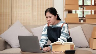 Mutlu Asyalı iş kadını çılgın neşeli mest edici yüz hareketi dizüstü bilgisayarda onaylandı. Çevrimiçi Alışveriş kavramı.