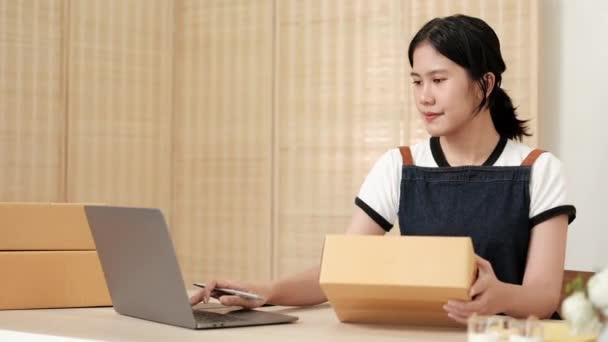 Mutlu Asyalı Kadını Paket Kutusu Hazırla Dizüstü Bilgisayardaki Müşteriye Teslimat — Stok video