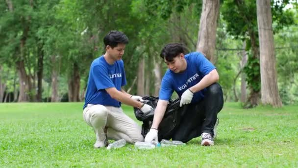 Азиатский Волонтер Два Человека Убирают Траву Природном Парке Активность Работа — стоковое видео