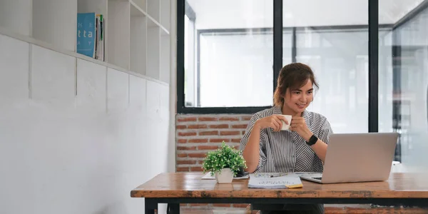 Bizneswoman Pije Kawę Pracuje Laptopie Przy Biurku Biurze — Zdjęcie stockowe