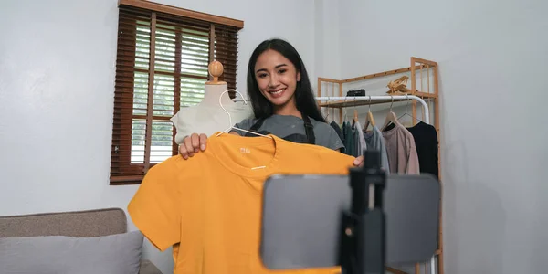 年轻的亚洲女企业家在家里的社交网络上对产品进行审查 并对摄像头进行现场直播录像 网上销售 商业和技术概念 — 图库照片
