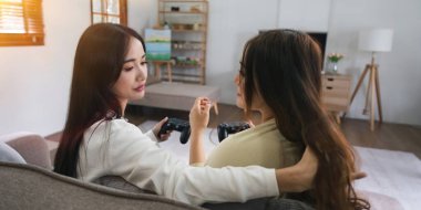 Asyalı homoseksüel çift kanepede oturup her biriyle tanışacak. Saçımı düzenleyecekler. Konsolu bir arada tutmanın keyfini çıkaracaklar..