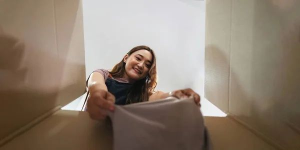 在她创办的小企业电子商务航运概念中 漂亮的自由职业女性在准备包装产品盒的同时在网上销售的服装形象 — 图库照片