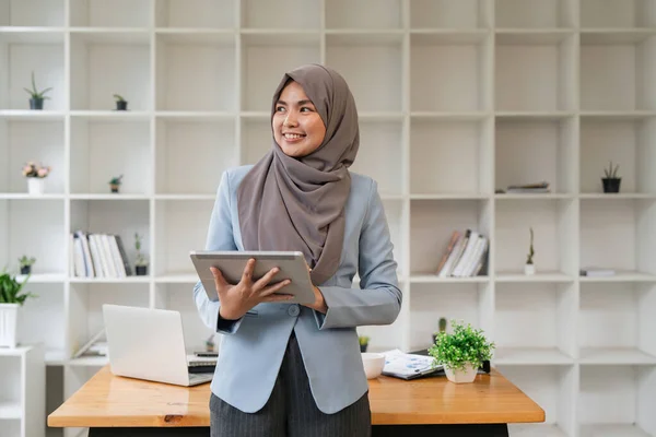 Mujeres Negocios Musulmanas Felices Trabajo Sonriente Árabe Mujer Celebración Tableta —  Fotos de Stock