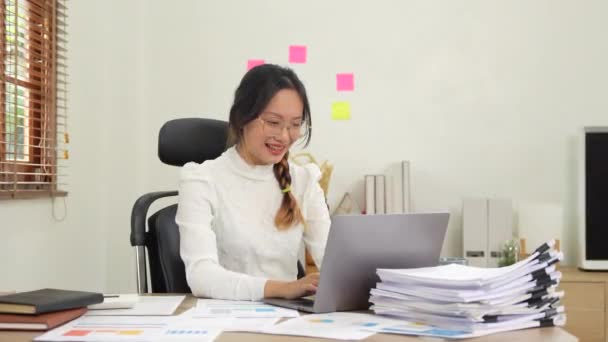 Asian Business Woman Typing Laptop Computer Browsing Online Planning Smiling — Stock Video