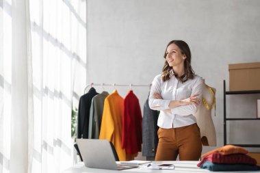 Çekici genç kadın gülümsüyor. Moda tasarımcısının portresi.