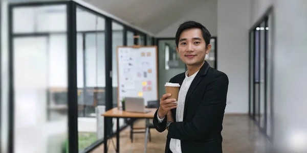 Ofisteki Kameraya Gülümseyen Resmi Takım Elbiseli Asyalı Erkek Ofis Çalışanının — Stok fotoğraf