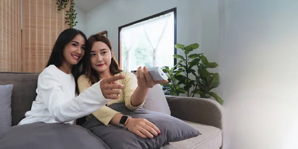 Asiática Joven Mujer Homosexual Lesbiana Pareja Poner Suéter Sentado Sofá —  Fotos de Stock