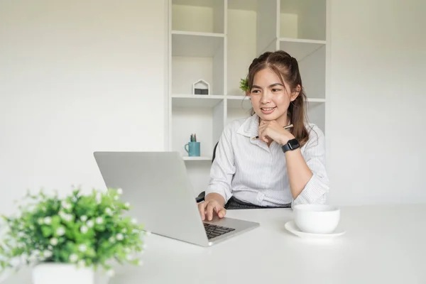 在办公室工作的亚洲女人带着笔记本电脑 商业金融概念 — 图库照片