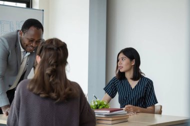 Pozitif dost canlısı Afrikalı Amerikalı İngilizce hocası, sınıftaki farklı uluslardan ve farklı sınıflardan öğrencilere dil dersleri veriyor..