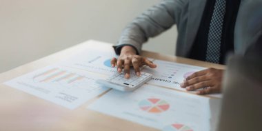 Veri analizi ve iş istatistikleri konsepti, Hintli işadamı hesap makinesi analizi kullanıyor.