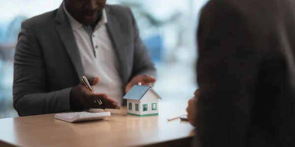 Agent Immobilier Afro Américain Montrant Maison Ses Clients Après Signature — Photo