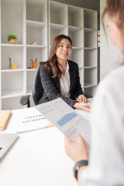 İş ortaklığı iki iş arkadaşı analizi mali veriler ve pazarlama raporu grafiği, genç iş kadını iki iş arkadaşı mali belgeyi hesaplamak için tartıştılar.