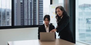 Ofiste bir proje planlıyorum. Teknoloji ve takım çalışması üst düzey yönetici bir stajyere dijital eğitim için açıklama yapıyor.