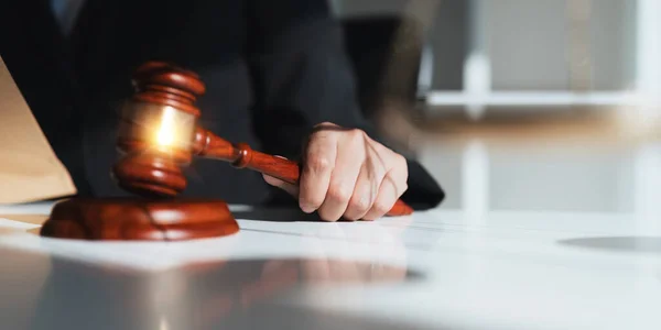Bir Yargıcın Fotoğrafı Arka Plandaki Hukuk Firmasında Yargıç Tokmağını Tutuyor — Stok fotoğraf