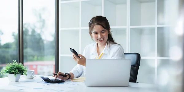 Kadını Cep Telefonuyla Konuşuyor Ofiste Dizüstü Bilgisayarla Çalışıyor Müşteriye Telefonla — Stok fotoğraf